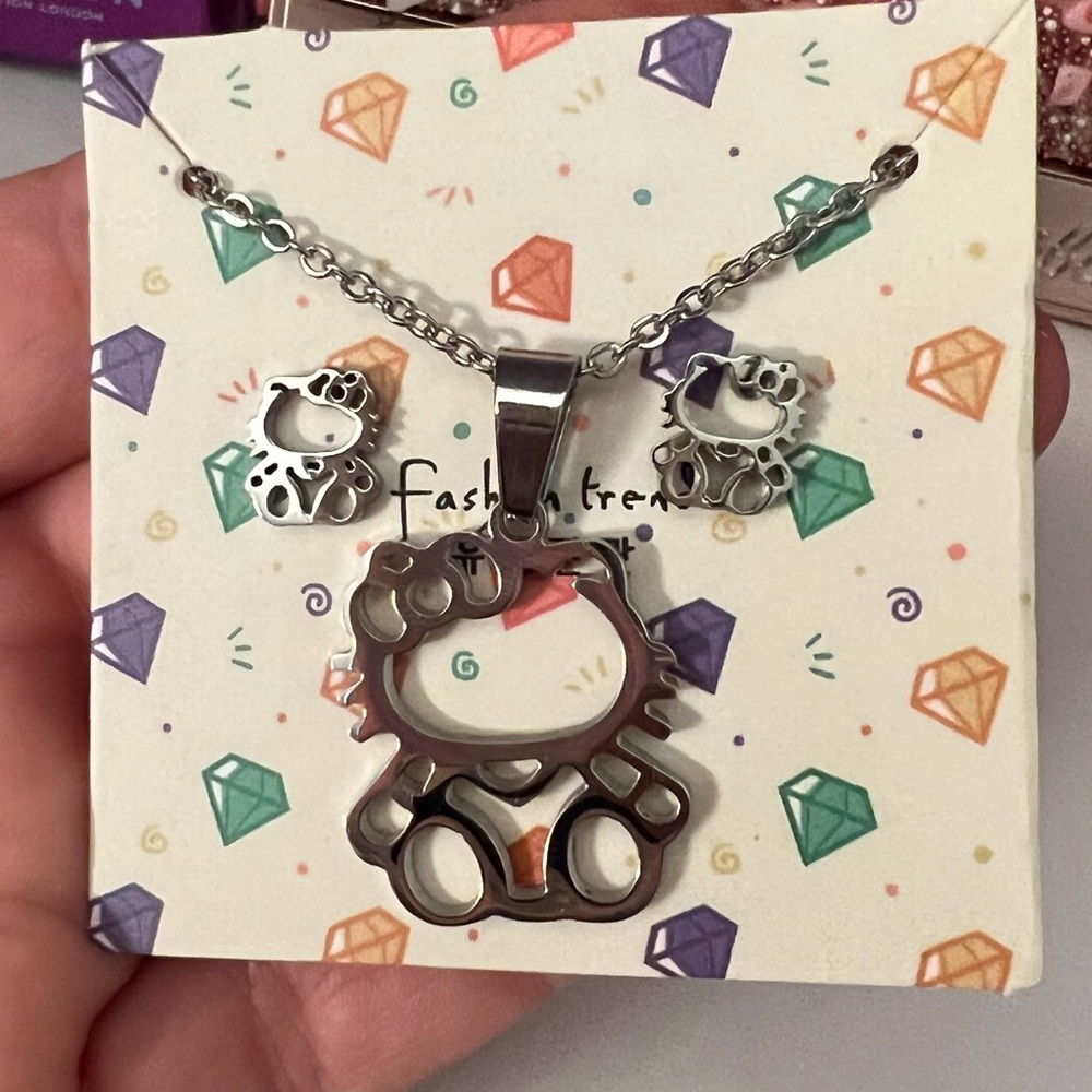 🔥Hello kitty necklace and earrings set 🔥